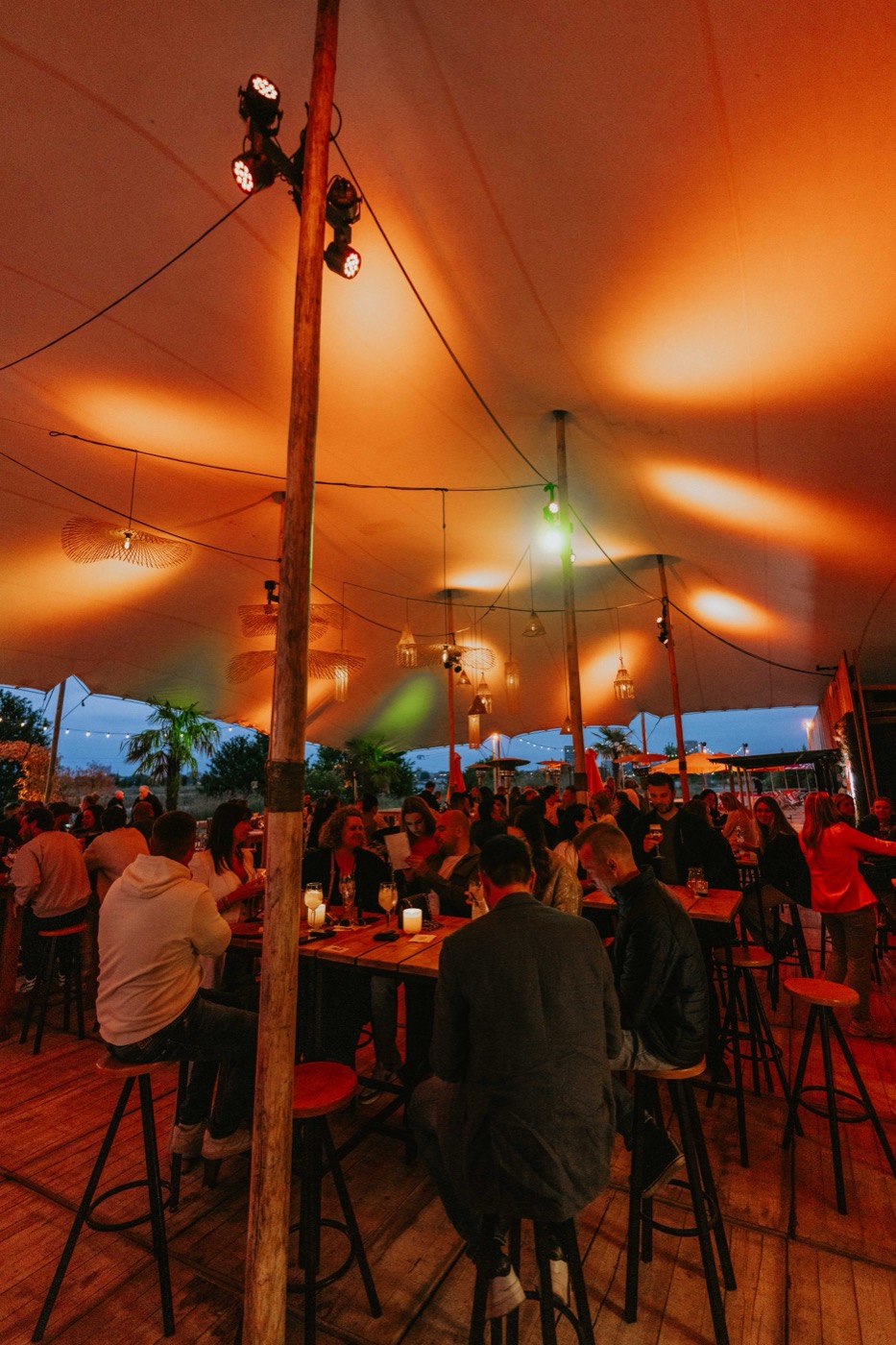 Regatta Beach Bar — publieks- en festivalsfeer