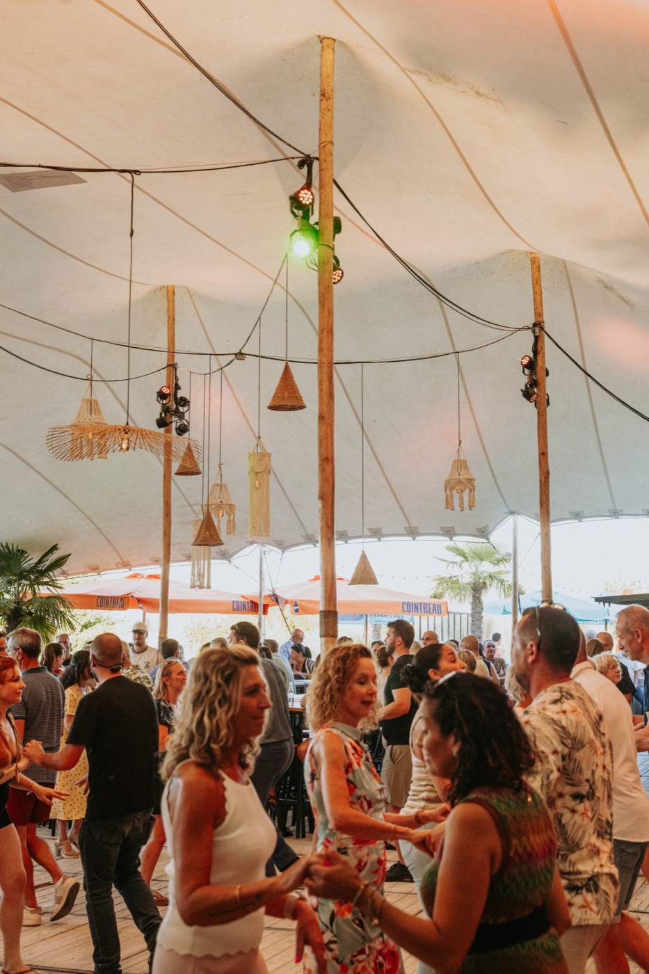 Regatta Beach Bar — sfeervolle avond