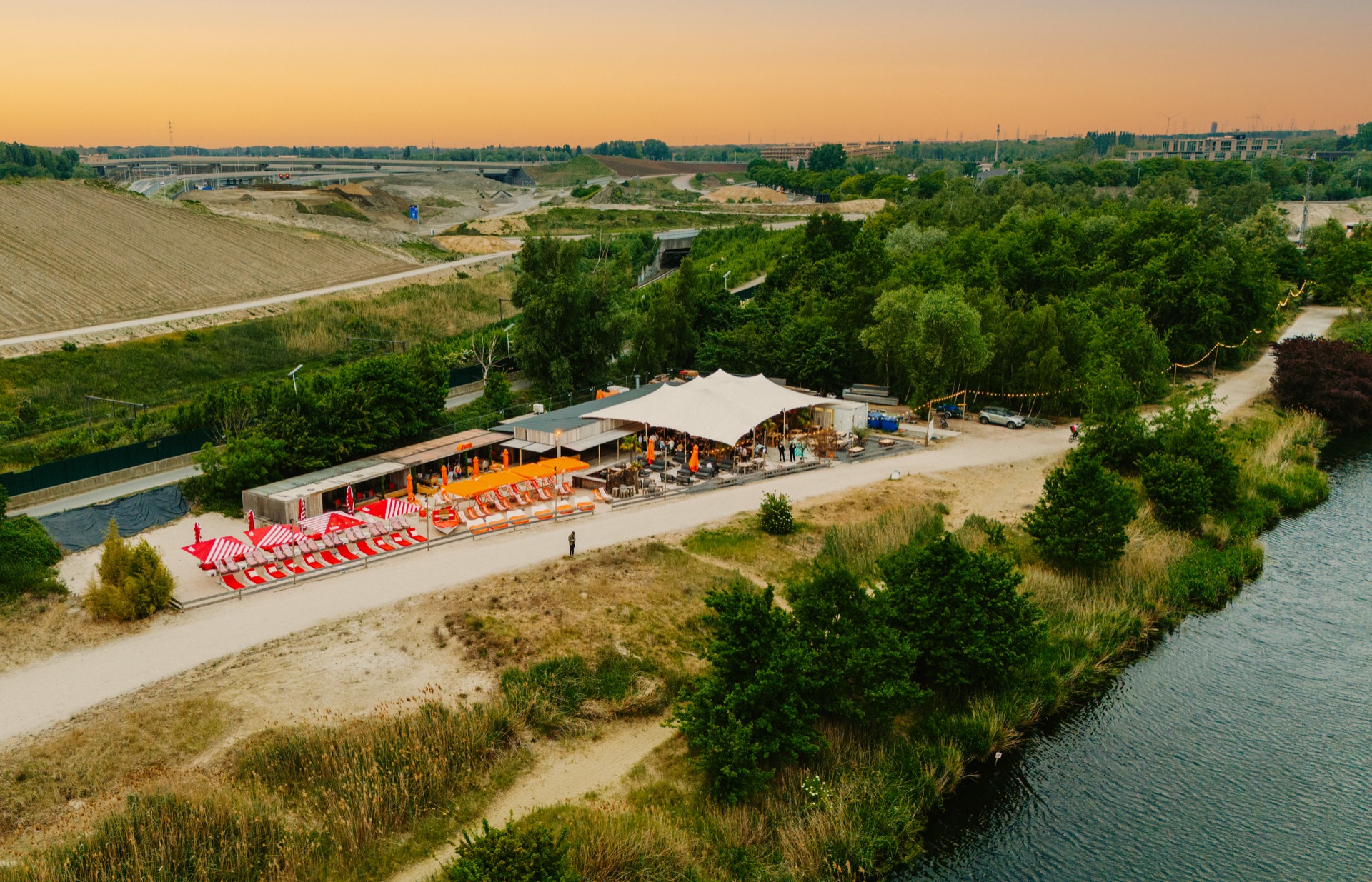 Regatta Beach Bar — luchtfoto bij zonsondergang